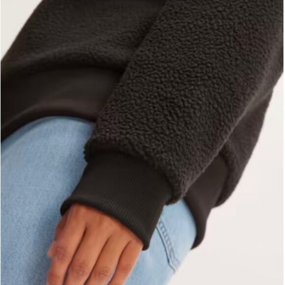 EVERLANE ReNEW Oversized Fleece Black Sweatshirt - Picture 2 of 5